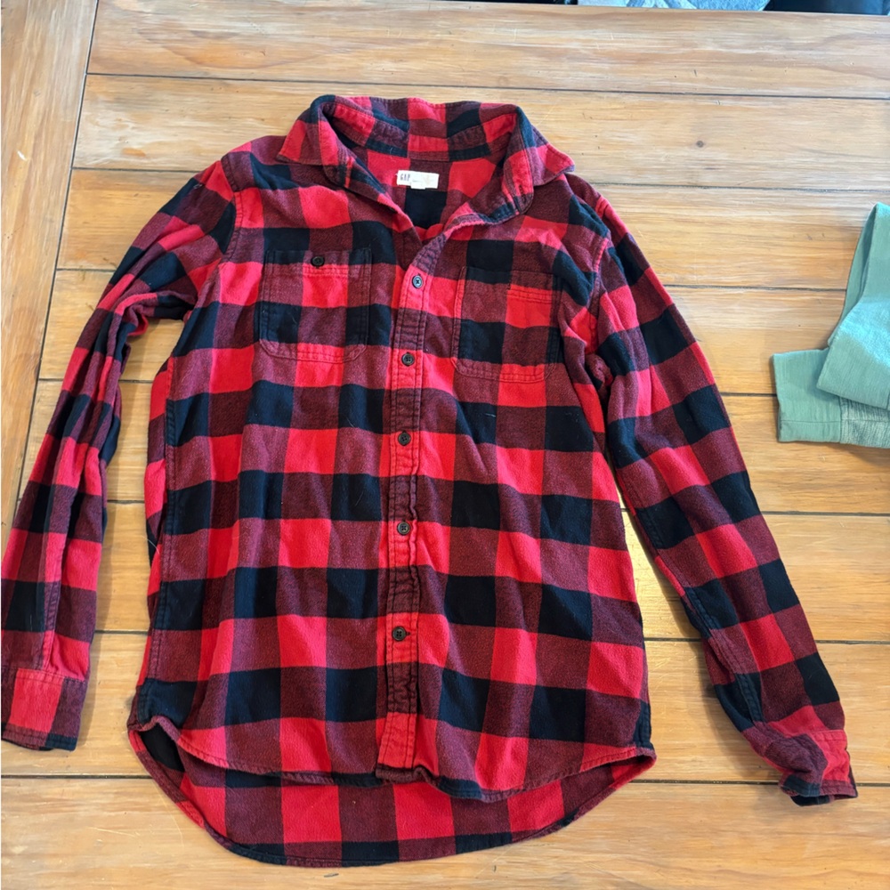 GAP Red and Black Buffalo Plaid Button-Up Shirt